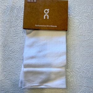 On Running White Performance Arm Sleeves